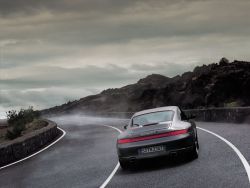 Der Mensch ist st&auml;ndig auf der Suche. Nach neuen Kurven. Der 911 Carrera 4S.