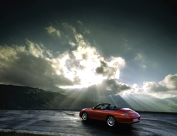 An Ihnen ziehen dunkle Wolken schneller vorbei. Und das ist keine Gnade des Himmels. Das 911 Carrera 4 Cabriolet.